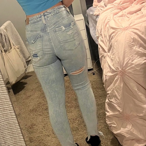 American Eagle Ripped Light Wash Super High Rise Jegging - Picture 5 of 8